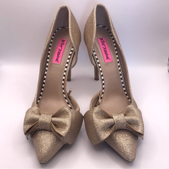 Betsey Johnson | Shoes | Betsey Johnson 35 Iris Closed Toe Heels With Bow  Accent Gold Glitter | Poshmark